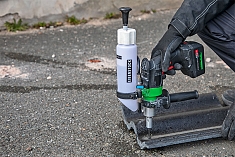 Эксплуатация аккумуляторной дрели для мокрого алмазного бурения Eibenstock END 40 A